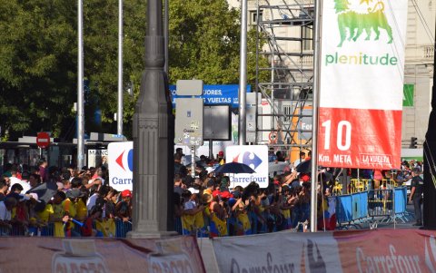 Ecuatorianos no se quisieron perder la proclamación de Richard Carapaz como rey de la Montaña.