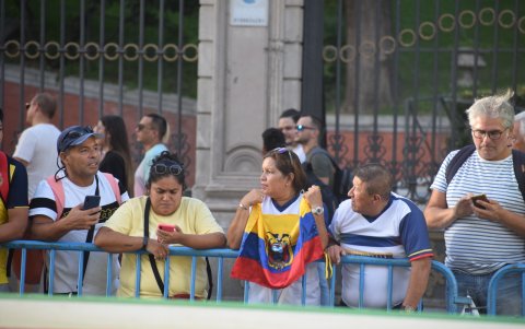 Los ecuatorianos en España llevaron sus banderas para alentar a Richard Carapaz en su última vuelta.