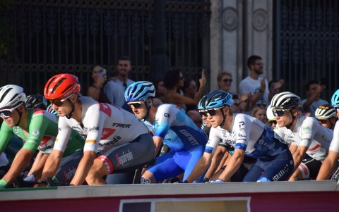 Richard Carapaz en el pelotón de la última vuelta realizada este 11 de septiembre.