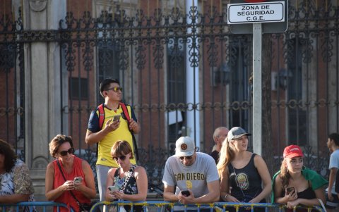 Los compatriotas aprovecharon para sacar fotos y aplaudir a 