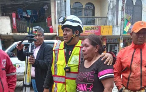 Diego León, el bombero, junto a la familiar de uno de los mineros rescatados.