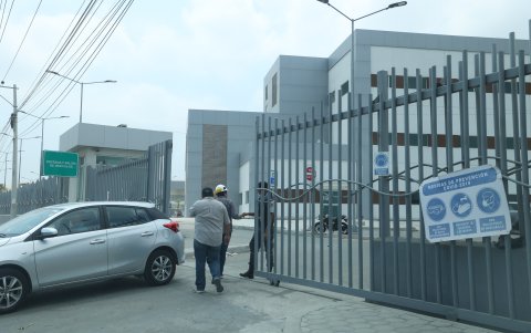 En el sitio se observa que varias personas salen e ingresan constantemente, pero no se conoce qué se realiza en el interior. Nadie dice nada a los usuarios que van a dichas instalaciones.