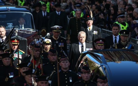 Parte de la familia real británica acompaña el féretro de Isabel II en la procesión que lleva el cuerpo desde el Palacio de Holyroodhouse a la Catedral de St Giles, en Edimburgo, Escocia.