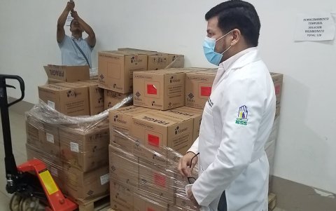 El Dr. Pérez muestra las cajas de uno de los insumos médicos que se requieren en la sala de diálisis.