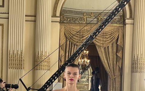 Modelos lucen unas creaciones de la colección primavera-verano de Carolina Herrera, durante un desfile en Nueva York.