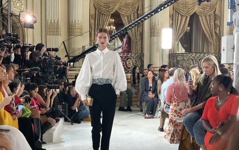 Modelos lucen unas creaciones de la colección primavera-verano de Carolina Herrera, durante un desfile en Nueva York