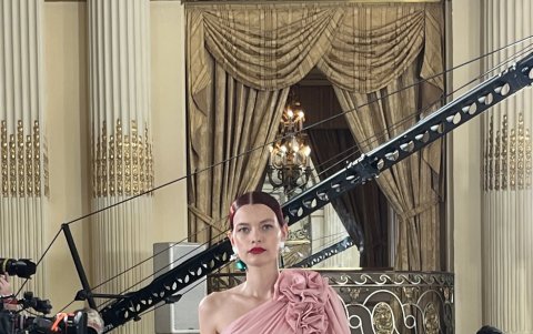 Modelos lucen unas creaciones de la colección primavera-verano de Carolina Herrera, durante un desfile en Nueva York.