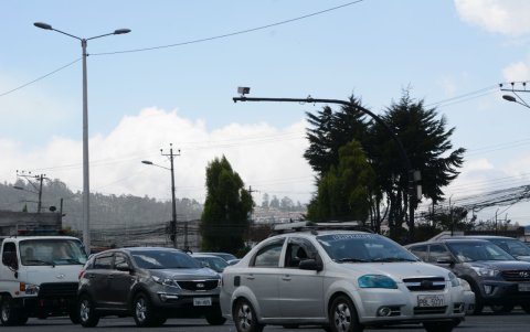 Descompuestos. Hay aparatos que están localizados en vías rápidas como la Panamericana Norte, pero están incompletos, ya que la cámara fue arrancada. Solamente está el flash.