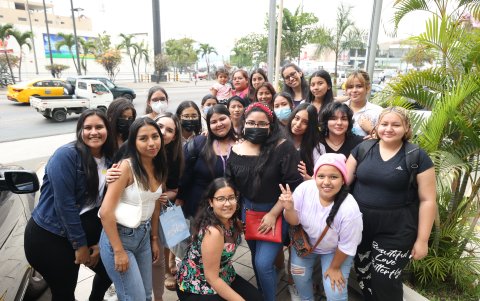 Fans de CNCO afuera del hotel Hilton Colón.