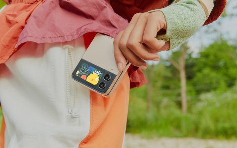 Pequeño pero poderoso cuando se pliega, el Galaxy Z Flip4 es un teléfono inteligente compacto y con el tamaño justo para deslizarse en el bolsillo.