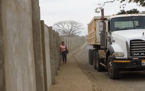 El polvo que levantan las volquetas, por no llevar carpas, es otra de las molestias que aqueja a la ciudadanía de La Aurora.