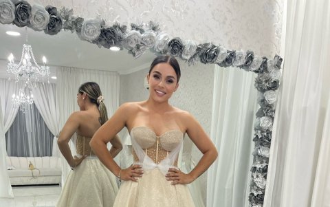 Un modelo corto, estilo princesa fue otra de las opciones que lució.