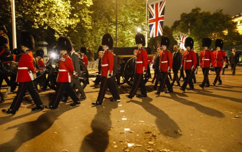 Ensayo nocturno del cortejo fúnebre para el traslado del féretro de Isabel II por las calles de Londres.