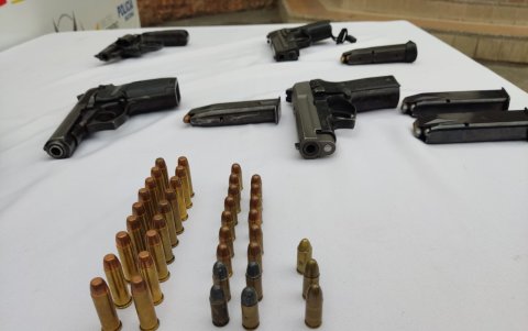 Entre las evidencias figura el arma de dotación del Estado que portaba uno de los policías detenidos.