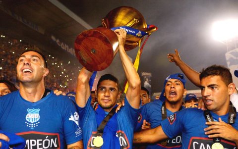 Fernando Giménez alzando el título del año 2014, luego de vencer a Barcelona.