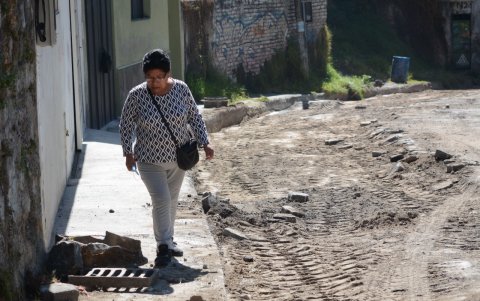 Polvareda. La tierra es parte del malestar, así como la falta de visitantes a los negocios.