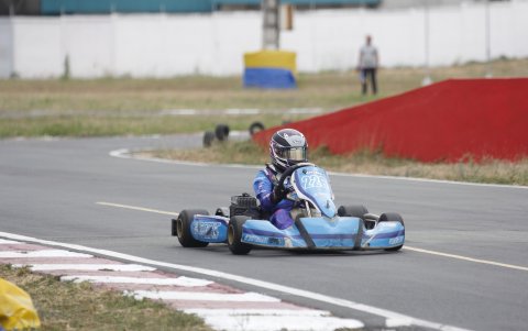 En la pista y con casco, Saraí aparenta ser un competidor más, pero por su forma de conducir resalta.