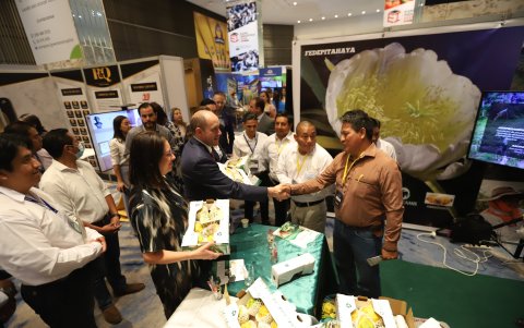Fruta. El stand de Fedepitahaya, que congrega a 350 productores del país, también fue uno de los más visitados por compradores y las autoridades del Ministerio de Producción.