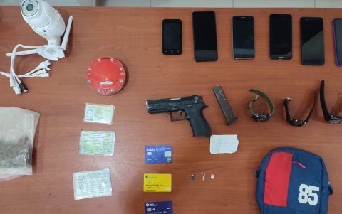 Armas y celulares robados se encontraban entre los objetos requisados