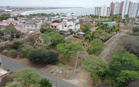 La Victoria. Esta ciudadela tiene años. Es una de las primeras de Playas y está en total abandono. No hay rastro de aceras, allí caminan incluso entre polvo.