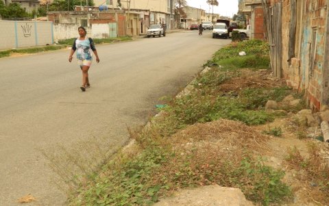 Centro. En el corazón del balneario se camina con riesgos, ante los daños evidentes en la vereda.