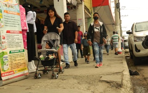 En el centro resulta imposible caminar ante las subidas y bajadas que los ciudadanos hallan en las aceras, las grietas y huecos en ellas.