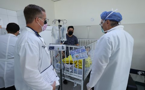 Los médicos estadounidenses realizan revisiones a los menores
