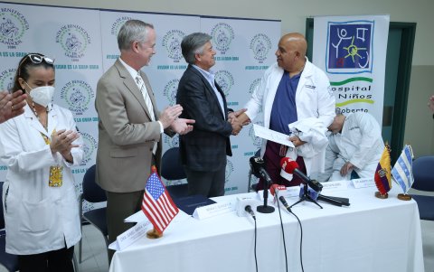 El líder de la misión médica estadounidense recibió un certificado por parte del representante de la Junta de Beneficencia