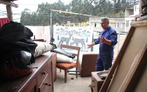 Aseguramiento. Un vecino asegura el techo de su domicilio.