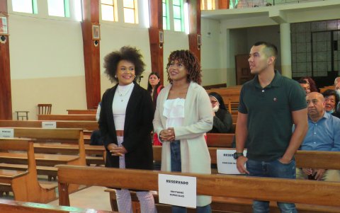 La medallista olímpica junto a su hermana Angie Palacios durante un momento en la capilla.