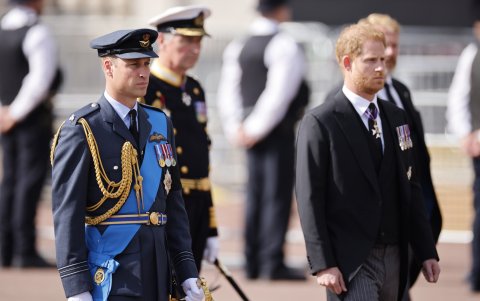 Harry con su hermano, Guillermo en el funeral de su abuela.