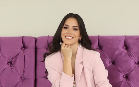 La presentadora destaca por estilo al vestir.