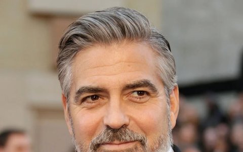 George Clooney es un ícono en Hollywood con su estilo de canas plateadas.