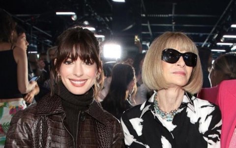 Foto de Anne Hathaway y Anna Wintour en la pasarela de Michael Kors en la Semana de la moda en Nueva York.