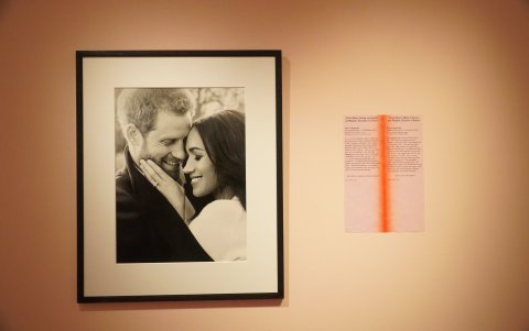 Retrato de Enrique de Inglaterra y su esposa, Meghan Markle, en la exposición de 