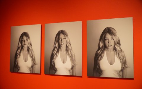 Retrato de Harmony, el robot humano, que cuestiona la idea de pareja, en la exposición de 