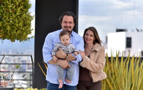 Lo acompañan Carmen, su esposa, y  Samuel de 9 meses