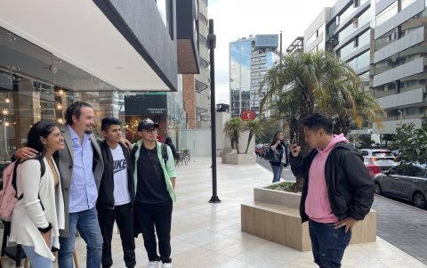 Tomándose foto con sus fans