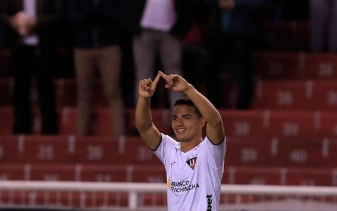 El jugador fungió de San Valentín en plena cancha.