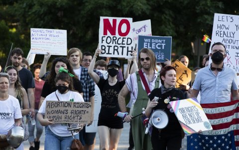 Personas se manifiestan a favor del derecho al aborto en Falls Church, Virginia (EE.UU.), en una fotografía de archivo.