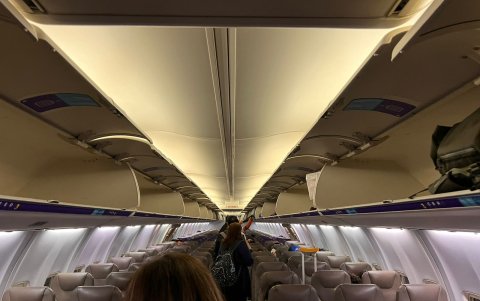 La compañía área de bajo costo, Wingo, ofrece boletos ida y vuelta por 200 dólares para la ruta ruta Bogotá - Guayaquil.