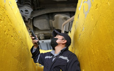 Visual. El chequeo de la parte inferior del auto es para verificar que no haya fugas.