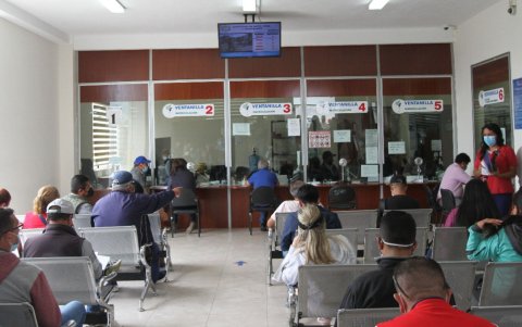 Trámites. Las personas pasan varias horas esperando su turno.