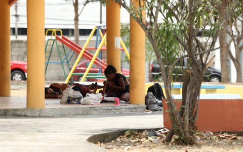 La presencia de indigentes ahonda el mal estado de las áreas verdes.