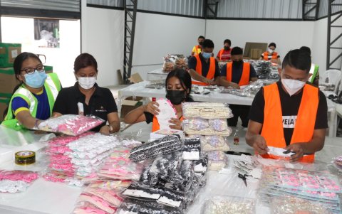 En la empresa Etyecu se contratan a más personal por la temporada de las fiestas de diciembre. Allí se ponen etiquetas a los productos importados, tiene local en Guayaquil y Quito.