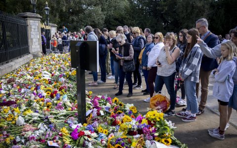 Los miles de visitantes dejan flores en el sitio.