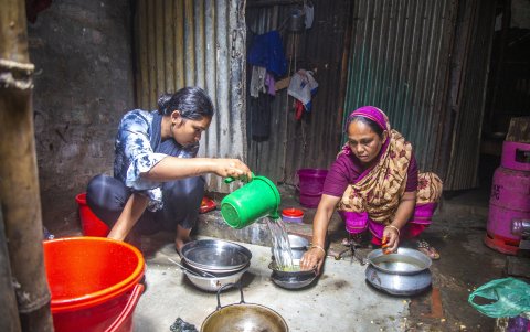 Bajo techo. Miembros de una familia en el interior de su casa