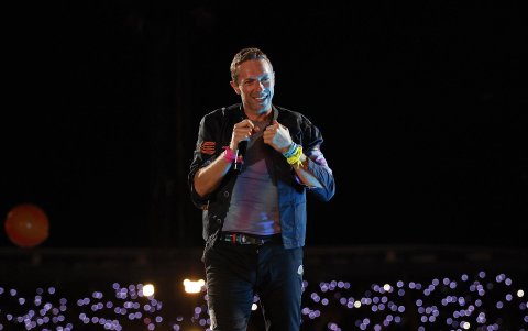 Chris Martin, vocalista de Coldplay, sonríe durante un concierto de la banda británica en Bogotá (Colombia), el 16 de septiembre de 2022.