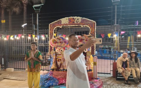 Los visitantes se fotografiaban con los monumentos