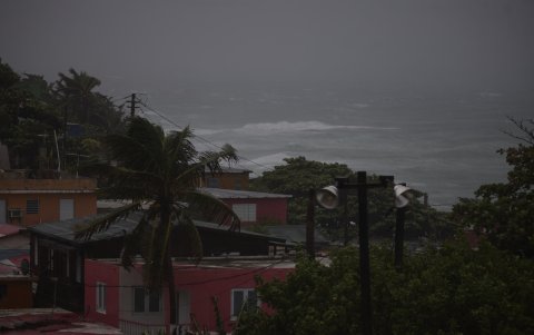 Fotografía del Atlántico desde la Perla durante el paso del huracán Fiona hoy, en San Juan (Puerto Rico).